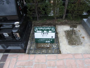 バラ園のような霊園にお参りありがとうございます。
