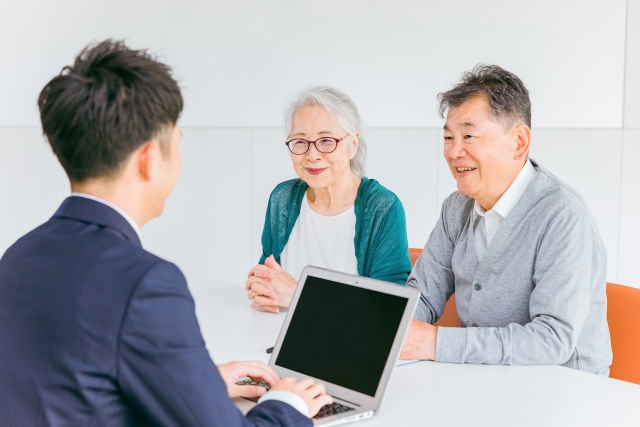 夫婦で相談する様子