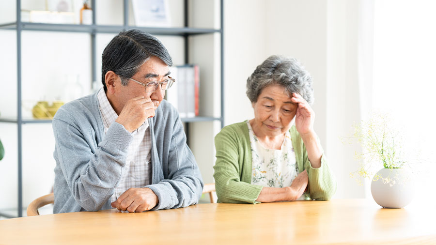 悩む老夫婦
