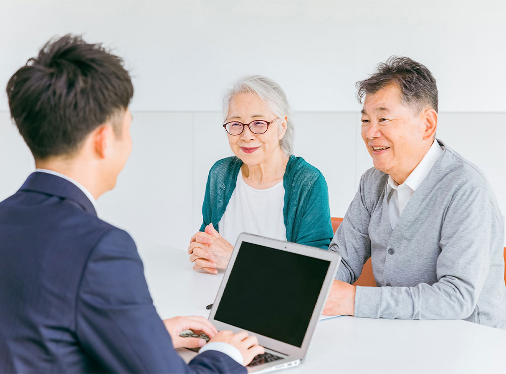 相談に乗るスタッフ