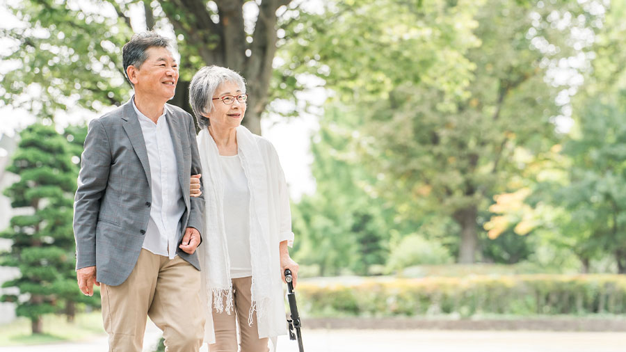 木々に囲まれる夫婦