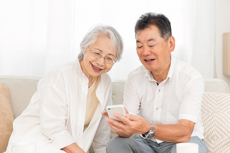 霊園見学会の予約をする夫婦