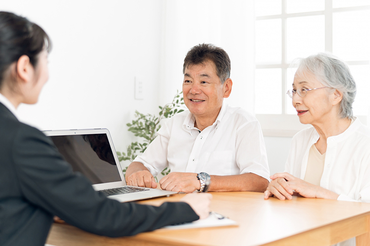 費用や後継ぎなどのお悩みを相談する夫婦